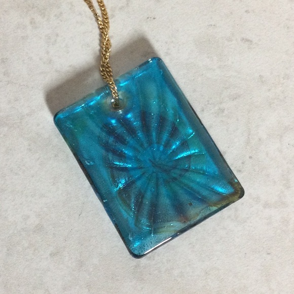 Groovy color splash pendant on gold chain necklace - Picture 4 of 7